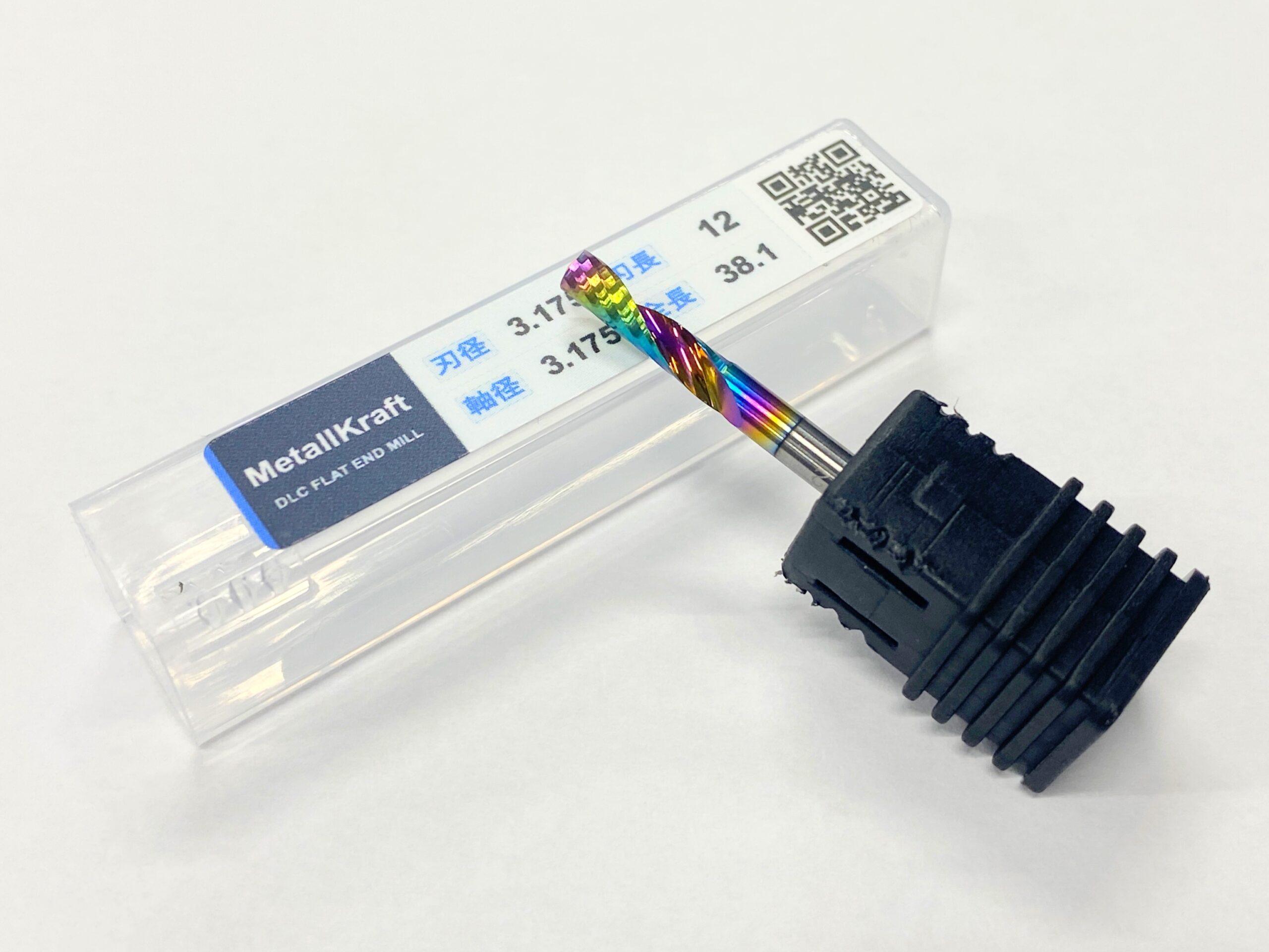 専用ケースとホルダーに立てかけたDLC 1枚刃エンドミル